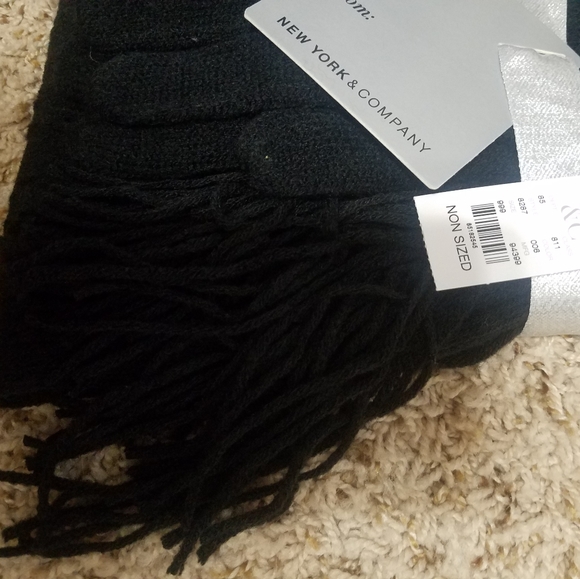 NEW New York & Co Black Gloves and Scarf Set - Picture 4 of 4